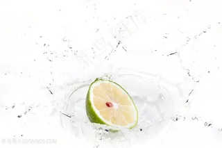 落入水中的柠檬