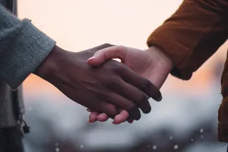 情侣手牵手的局部特写摄影图