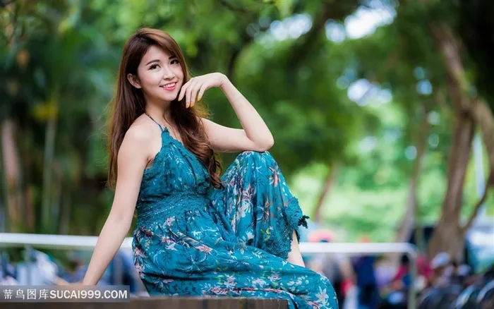 清纯微笑长裙美女