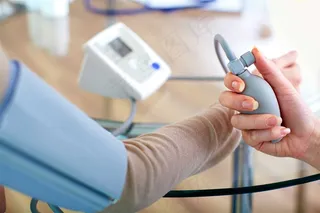 医生给患者测血压