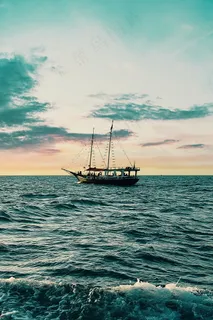 大海里航行的帆船图片 大海里航行的帆船图片
