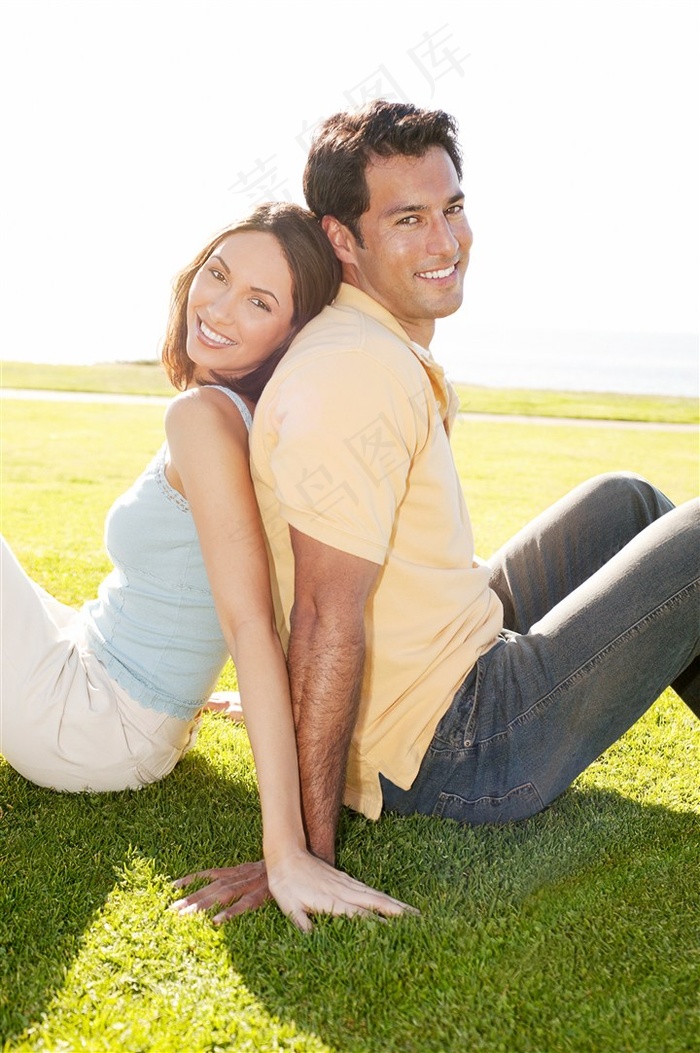 背靠背欧美情侣图片