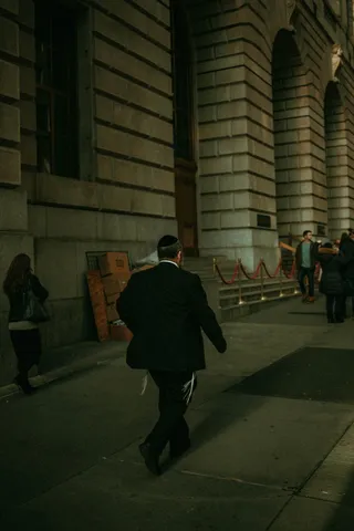 西装男人匆忙背影图片