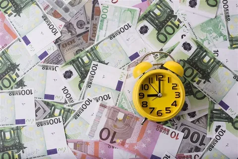 创意钞票与闹钟高清图