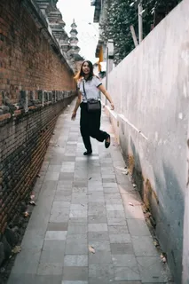 一个人走在路上的图片 一个人走在路上的图片