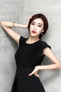 性感红唇气质美女连衣裙优雅写真图片