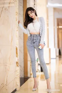 穿紧身牛仔裤时尚美女私拍写真集
