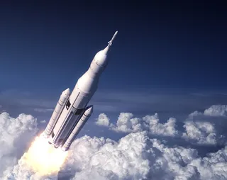 楚越云层的火箭高清摄影图片航天宇宙