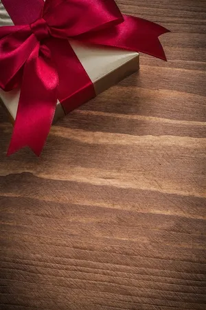 红色蝴蝶结包装的礼盒高清摄影
