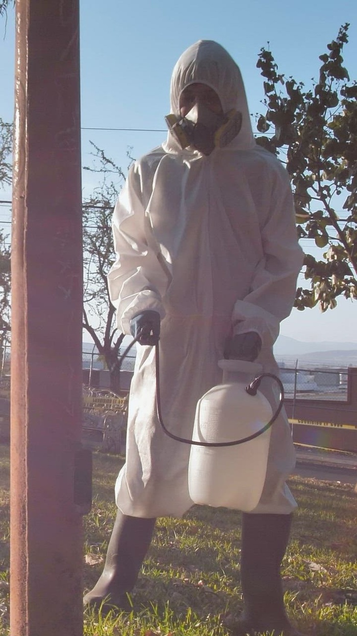 对户外公园的花园进行消毒