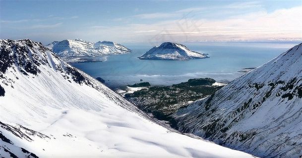 冬季被雪覆盖的山