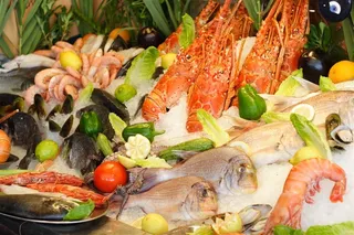 冰块上的各式各样海鲜高清摄影图