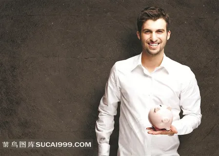 金钱储蓄系列 - 捧着小猪钱罐的开心男子