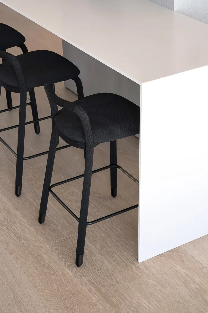 餐厅一角 空白的桌面与一排黑色椅子