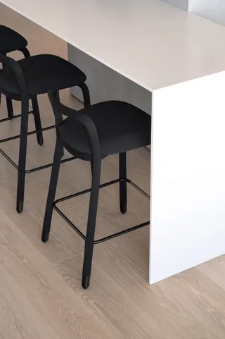 餐厅一角 空白的桌面与一排黑色椅子