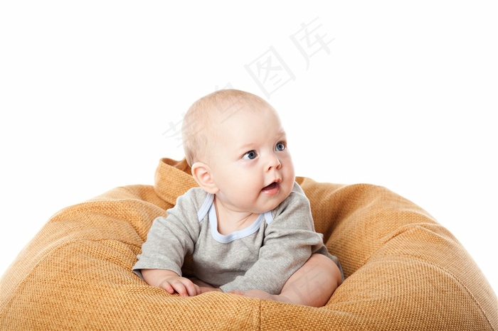 放沙发上休息的婴儿高清图片