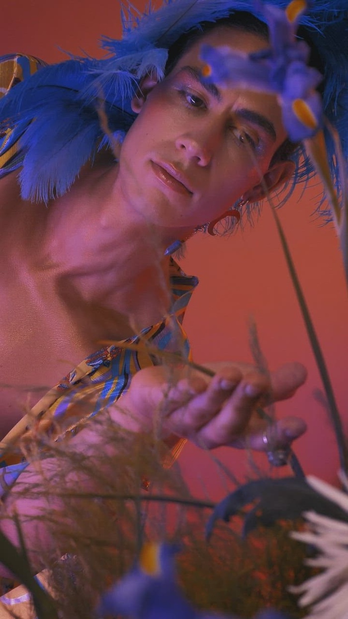 一个男同性恋者的肖像化妆和穿着奢侈