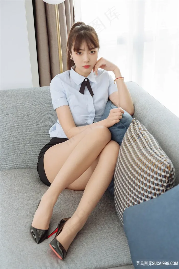 性感甜美马尾美女可樂白皙长腿写真图片