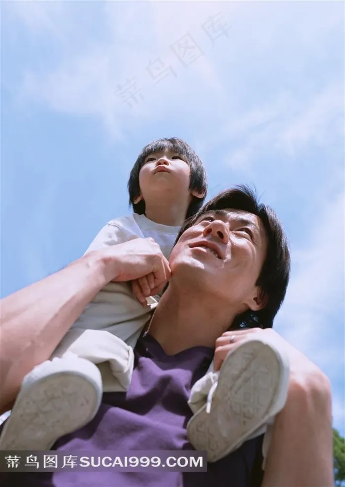 儿子骑在爸爸脖子上