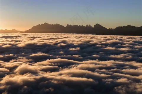 天际云朵翻腾图