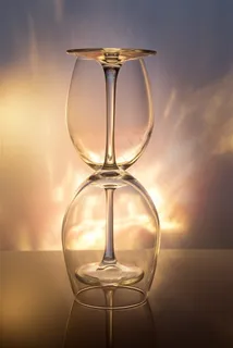 创意倒置的高脚杯高清图片