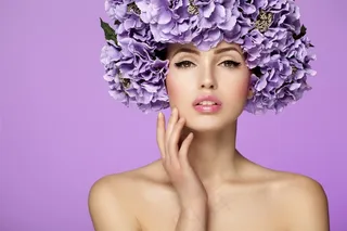 头带鲜花 手抚脸的美女