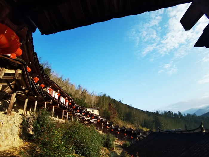 大山里藏着依山而建的神秘建筑