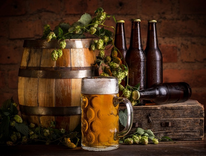 啤酒与酒桶图片