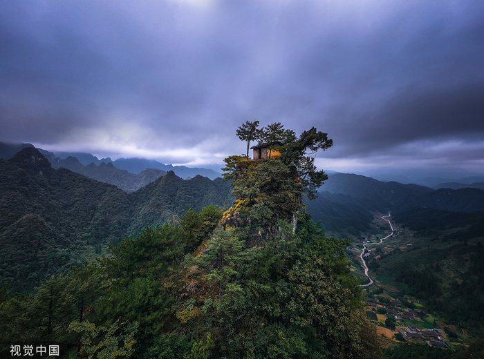 视觉中国 美景 奇景 天空 蓝天 辽阔 山脉 树 植物