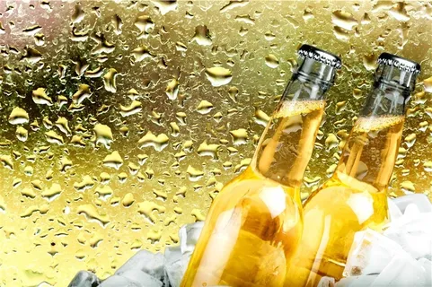 两个黄色的啤酒瓶 两个黄色的啤酒瓶