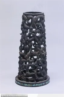 中华传统工艺-镂空铸造的灯台