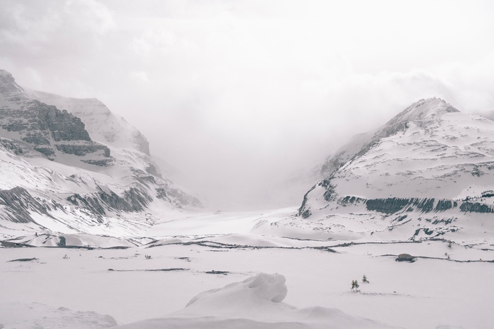 白雪冬天高山背景
