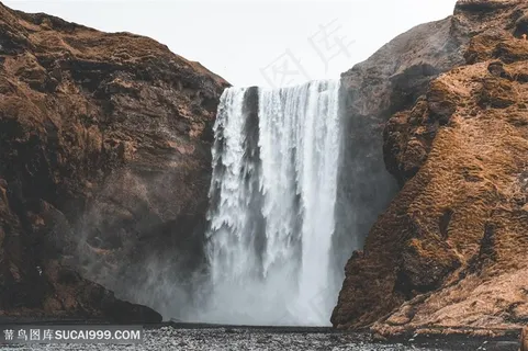 戈壁岩石中的小型瀑布