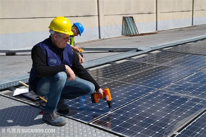 太阳能发电设备的工人高清图片