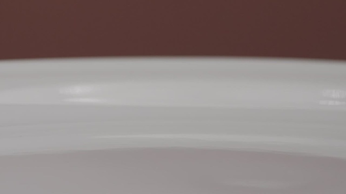 将巧克力糖浆倒在白板上。