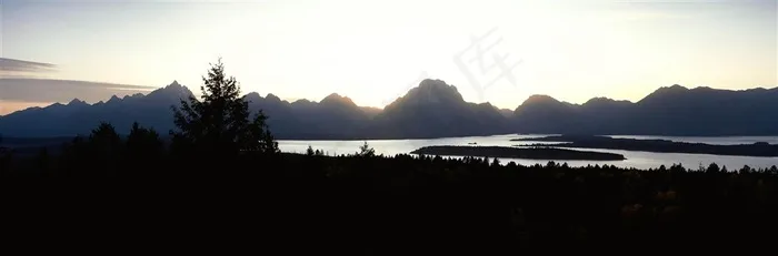 湖畔山林风景画