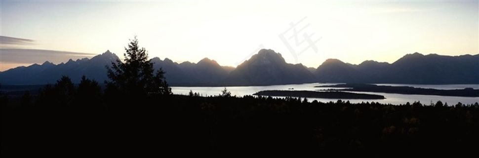 湖畔山林风景画