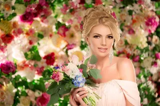 手捧鲜花的金发女人素材