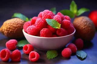 碗装树莓水果摄影图