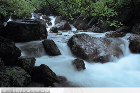 从岩石上缓缓流下的瀑布