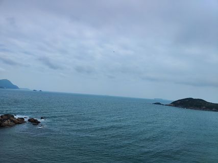 船 大海 岩石 阴天 水有点蓝 站在高处放眼望去,心情很放松 船 大海 岩石 阴天 水有点蓝 站在高处放眼望去,心情很放松