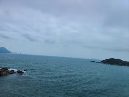 船 大海 岩石 阴天 水有点蓝 站在高处放眼望去,心情很放松 船 大海 岩石 阴天 水有点蓝 站在高处放眼望去,心情很放松