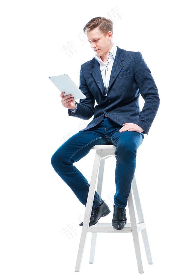 坐在高脚凳上看ipad的男性高清图片