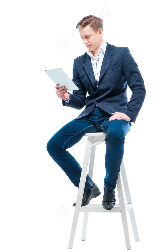 坐在高脚凳上看ipad的男性高清图片