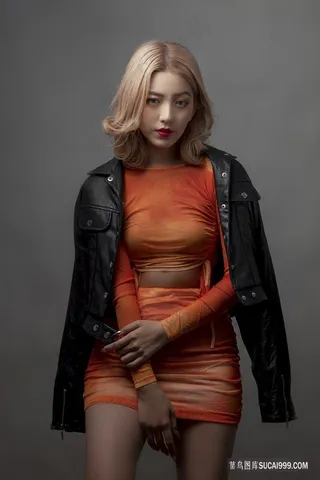 草地少妇美女写真图片