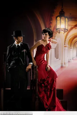 古典建筑中穿红色晚礼服的公主和带帽子穿西装的绅士