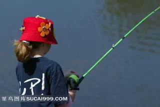 钓鱼的小女孩背影