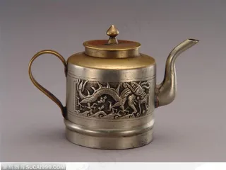 传统工艺品-龙纹的银质水壶