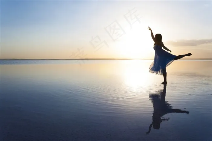 海边跳舞的美女写真高清摄影图