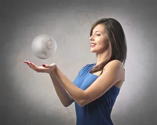 双手捧着水晶球的性感美女高清图片